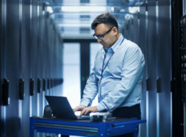 Ingeniero ejecutando la Calificación de Instalación del software.