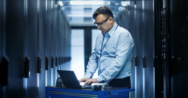 Ingeniero ejecutando la Calificación de Instalación del software.